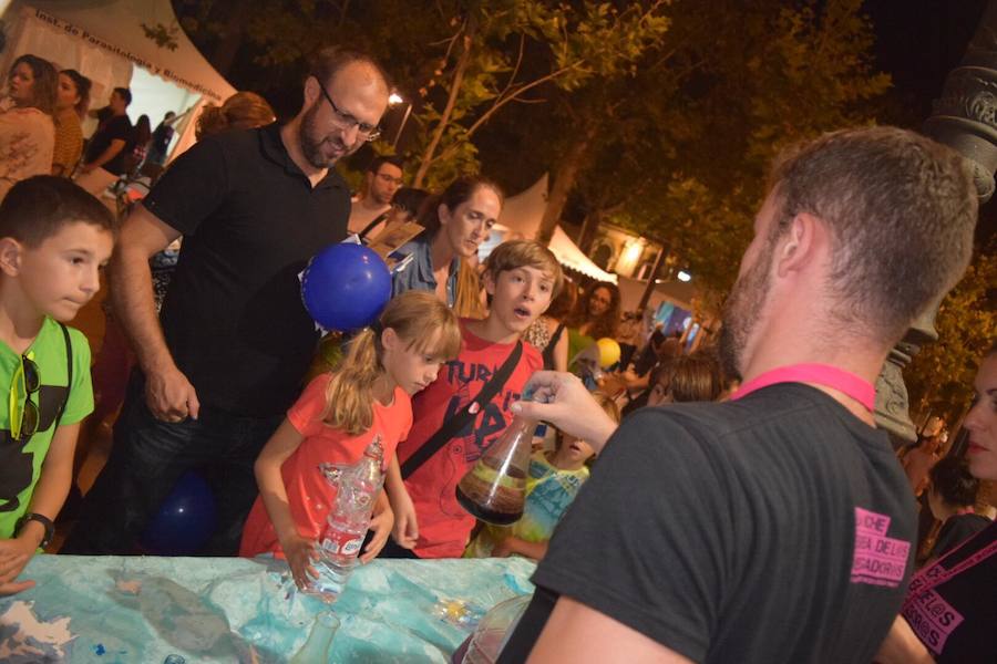 Centenares de niños participan en experimentos al aire libre por la Noche Europea de los Investigadores