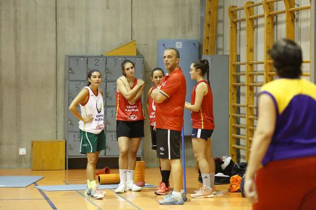 Las jugadoras, junto a Quique Gutiérrez, en un entreno.