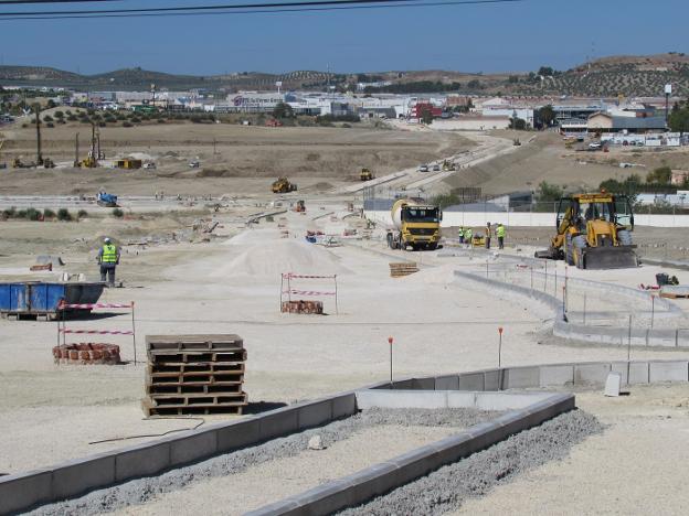 Estado actual de las obras de urbanización del centro comercial Jaén Plaza, en el paraje de Las Lagunillas. 