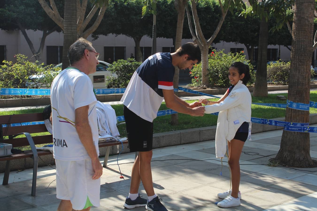 Miles de almerienses participan en la actividad 'Mueve la calle: actívate' que ha permitido practicar 24 disciplinas deportivas durante cuatro horas