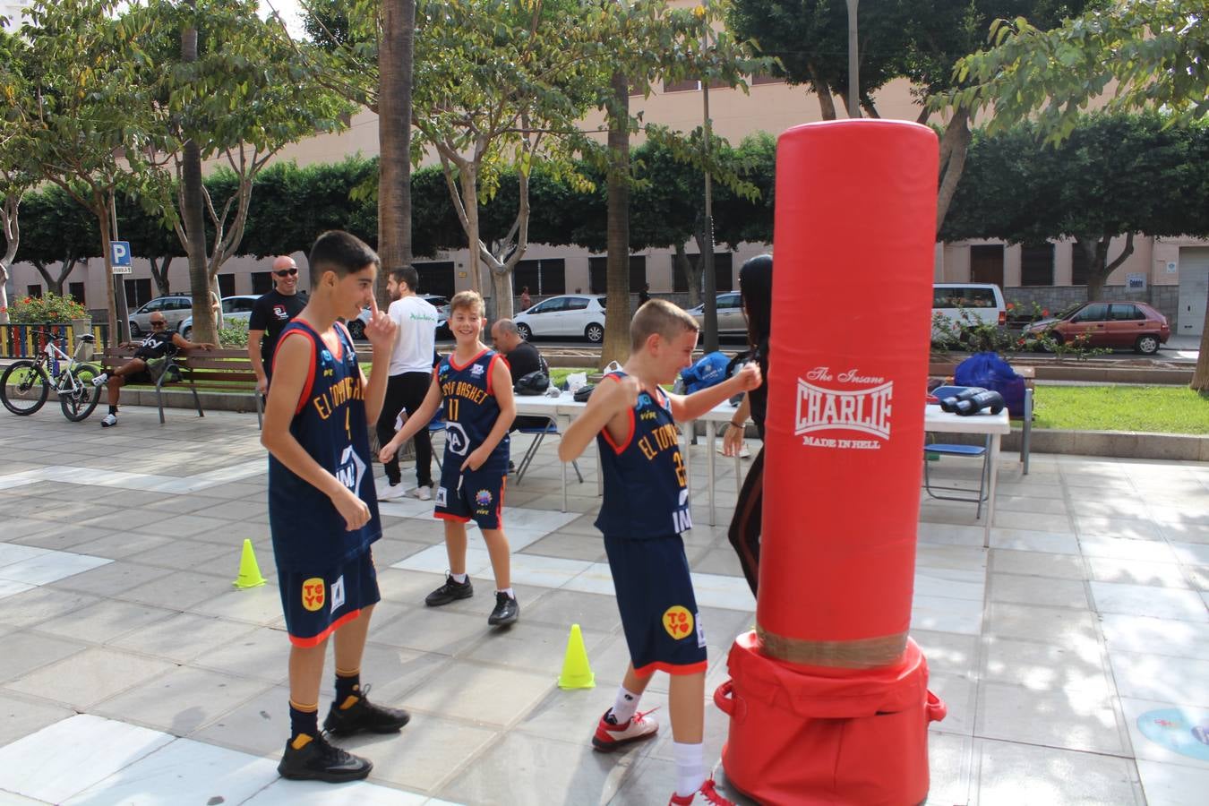 Miles de almerienses participan en la actividad 'Mueve la calle: actívate' que ha permitido practicar 24 disciplinas deportivas durante cuatro horas