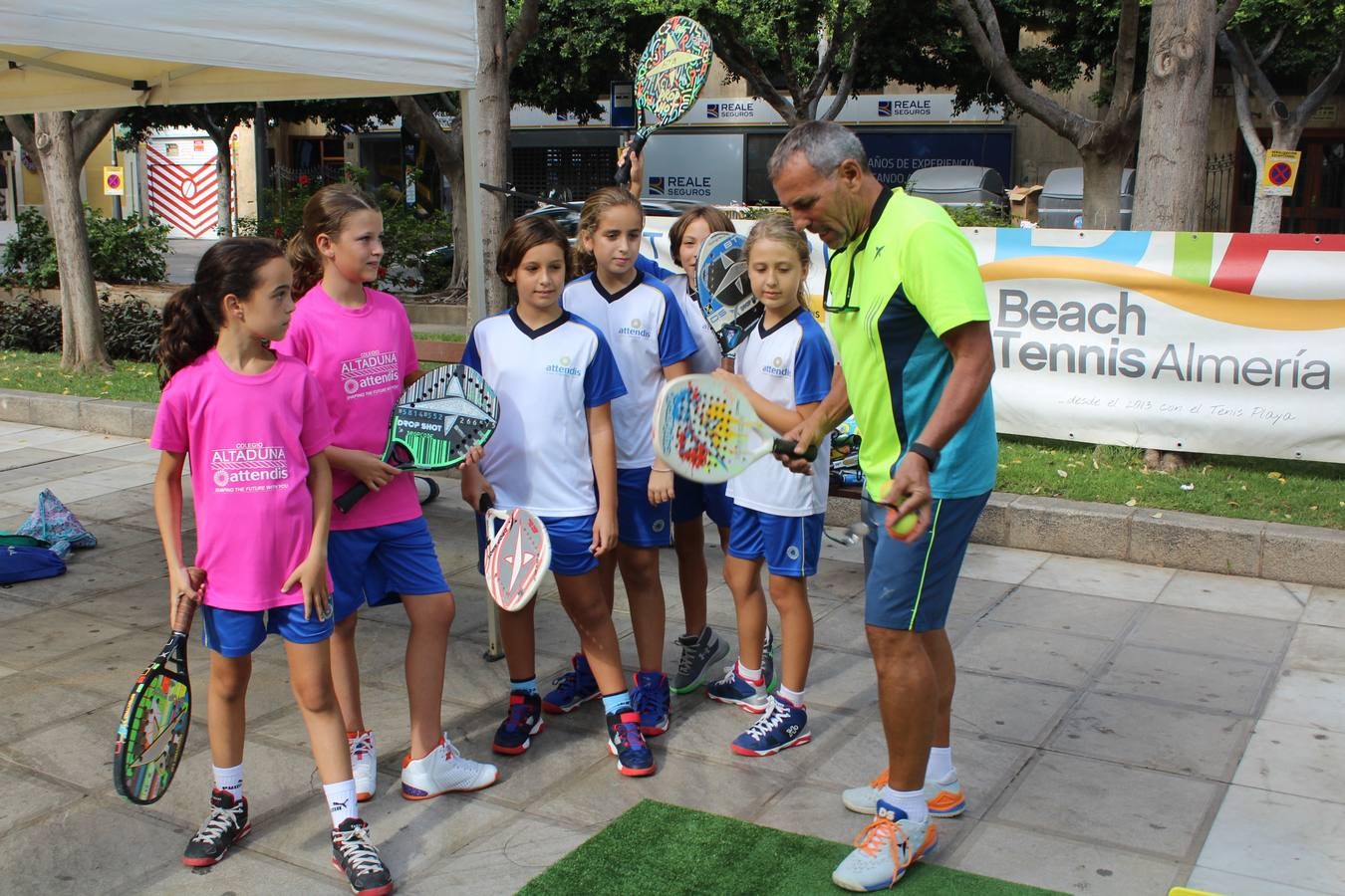 Miles de almerienses participan en la actividad 'Mueve la calle: actívate' que ha permitido practicar 24 disciplinas deportivas durante cuatro horas