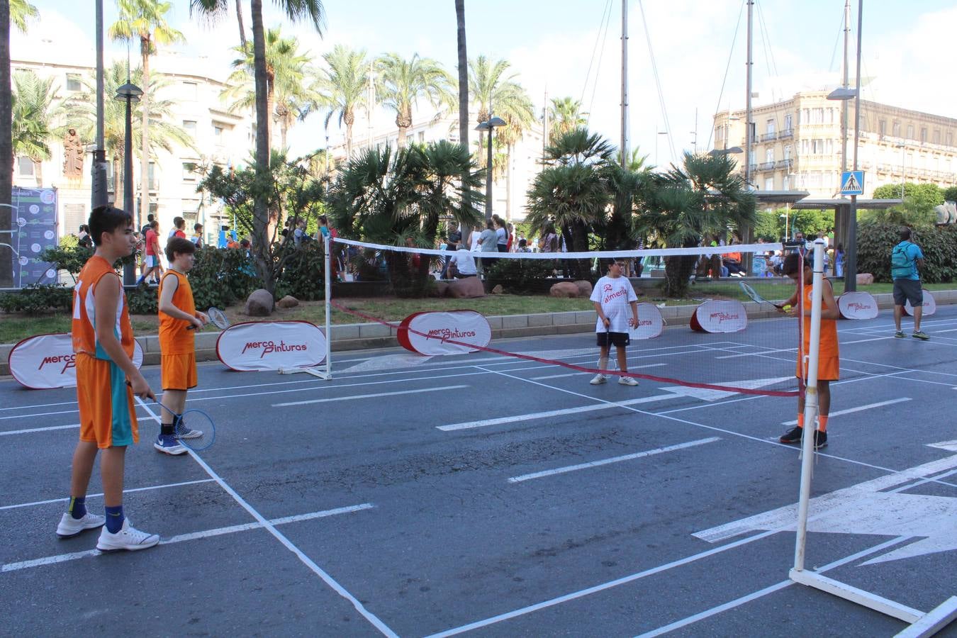 Miles de almerienses participan en la actividad 'Mueve la calle: actívate' que ha permitido practicar 24 disciplinas deportivas durante cuatro horas