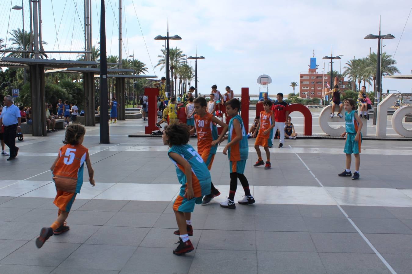 Miles de almerienses participan en la actividad 'Mueve la calle: actívate' que ha permitido practicar 24 disciplinas deportivas durante cuatro horas