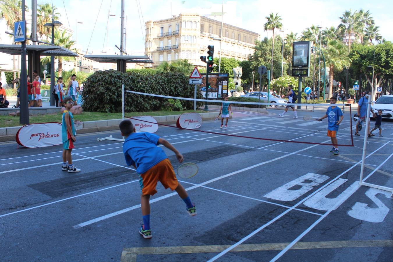 Miles de almerienses participan en la actividad 'Mueve la calle: actívate' que ha permitido practicar 24 disciplinas deportivas durante cuatro horas