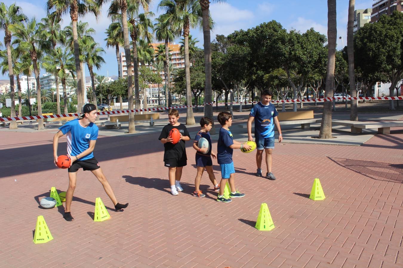 Miles de almerienses participan en la actividad 'Mueve la calle: actívate' que ha permitido practicar 24 disciplinas deportivas durante cuatro horas