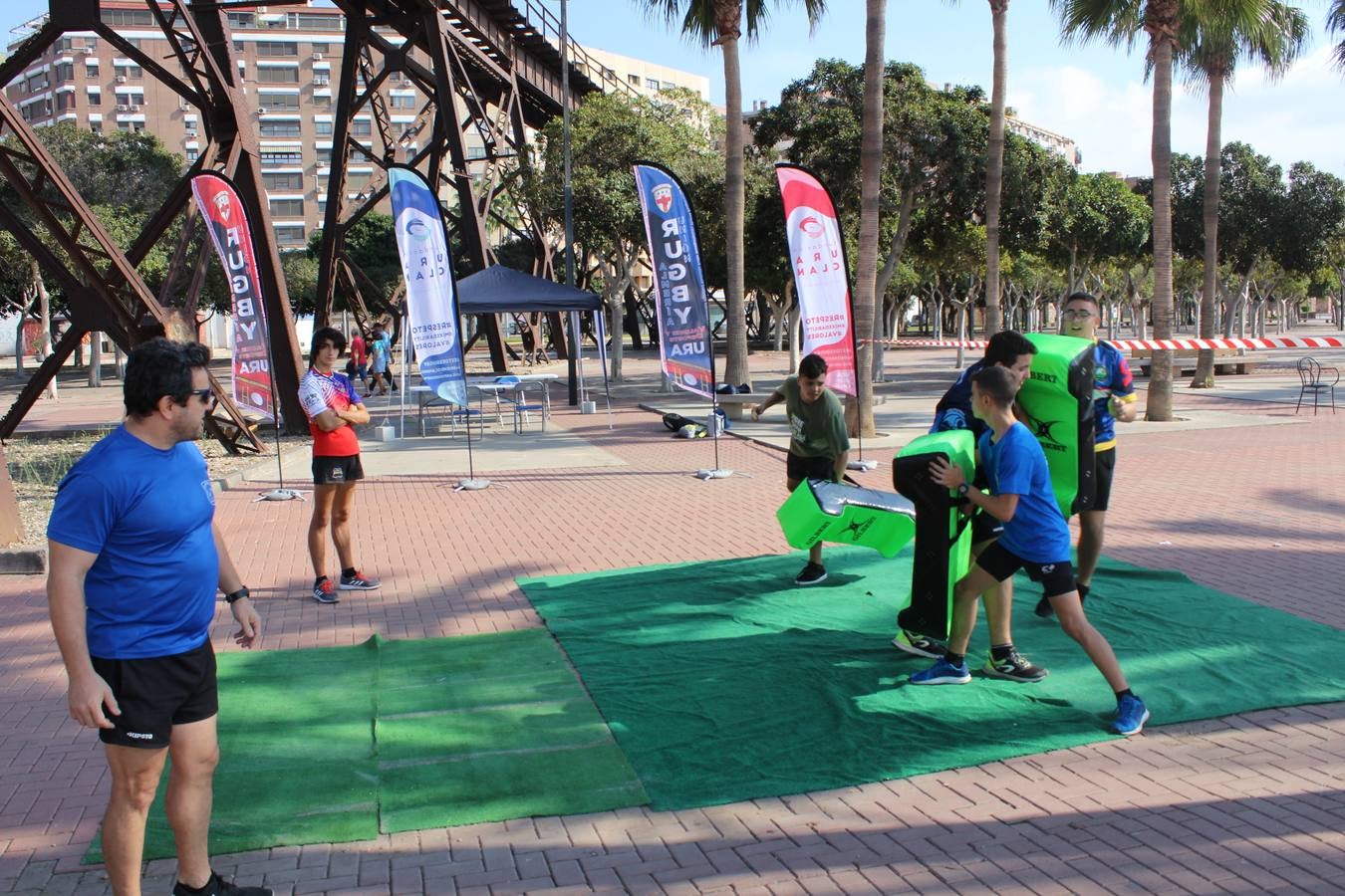 Miles de almerienses participan en la actividad 'Mueve la calle: actívate' que ha permitido practicar 24 disciplinas deportivas durante cuatro horas