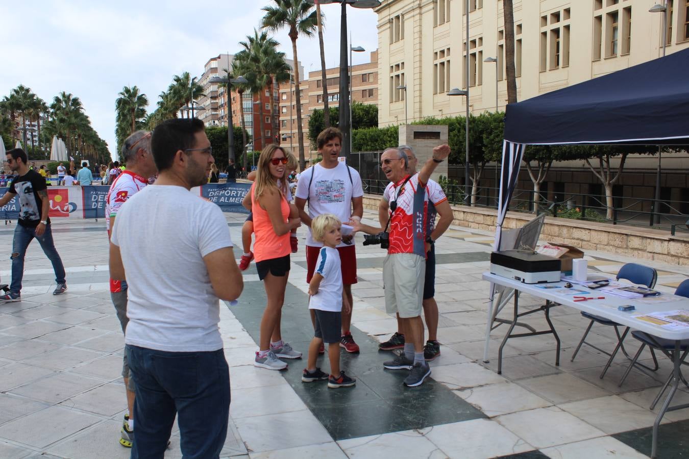 Miles de almerienses participan en la actividad 'Mueve la calle: actívate' que ha permitido practicar 24 disciplinas deportivas durante cuatro horas