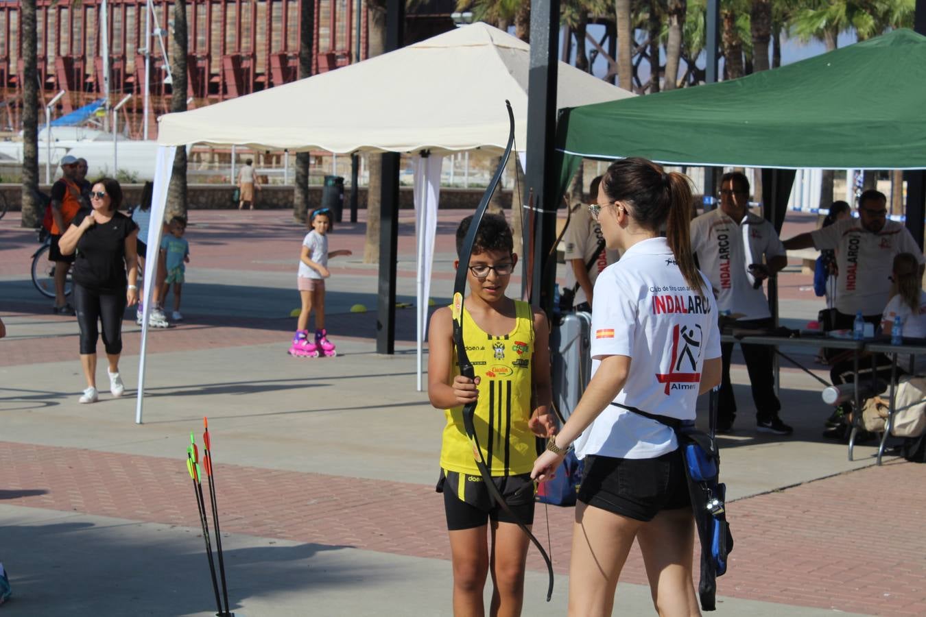 Miles de almerienses participan en la actividad 'Mueve la calle: actívate' que ha permitido practicar 24 disciplinas deportivas durante cuatro horas