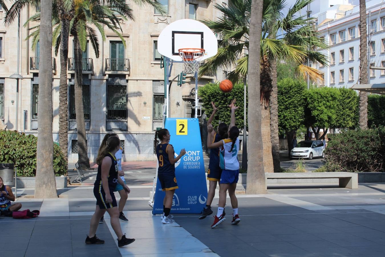 Miles de almerienses participan en la actividad 'Mueve la calle: actívate' que ha permitido practicar 24 disciplinas deportivas durante cuatro horas