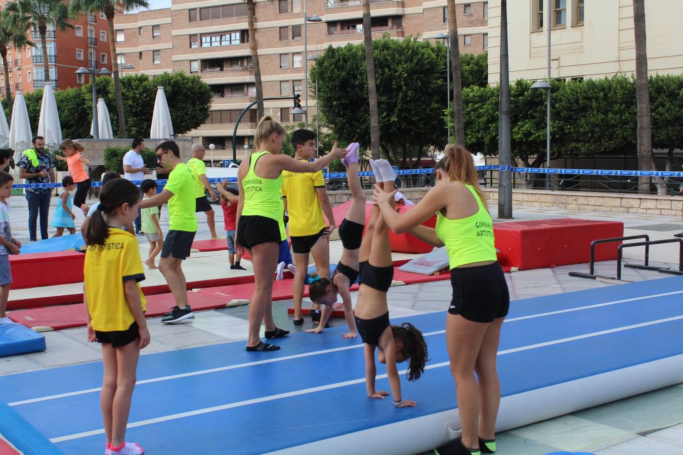 Miles de almerienses participan en la actividad 'Mueve la calle: actívate' que ha permitido practicar 24 disciplinas deportivas durante cuatro horas