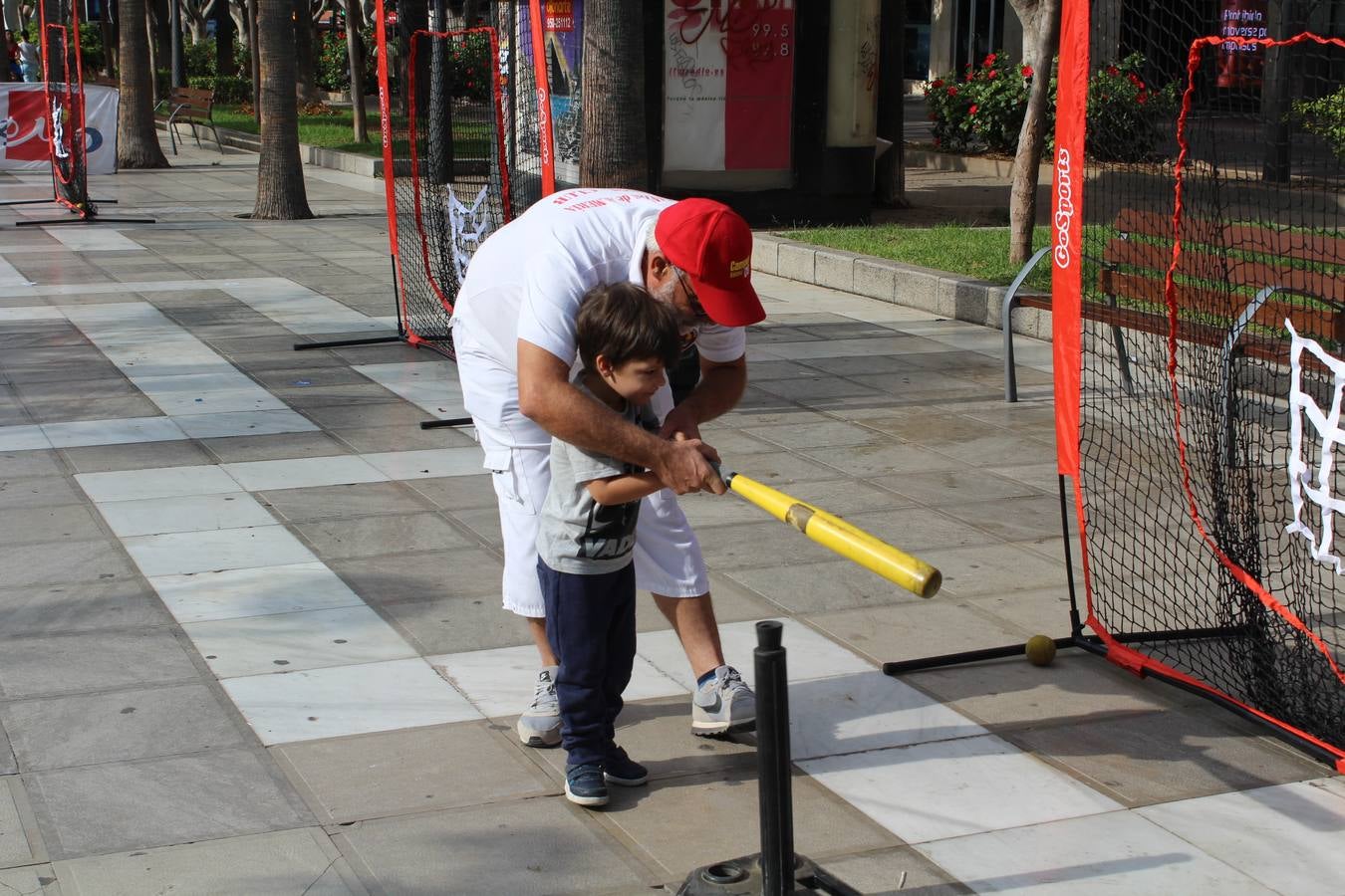 Miles de almerienses participan en la actividad 'Mueve la calle: actívate' que ha permitido practicar 24 disciplinas deportivas durante cuatro horas