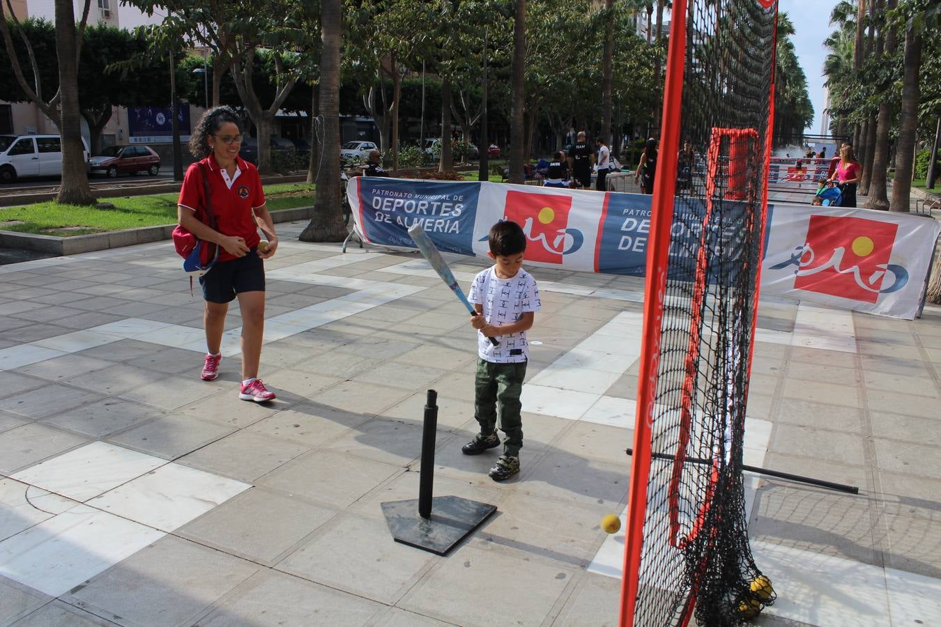 Miles de almerienses participan en la actividad 'Mueve la calle: actívate' que ha permitido practicar 24 disciplinas deportivas durante cuatro horas