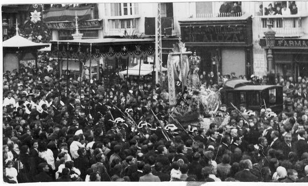 Procesión de la Virgen de las Angustias en los años treinta. 