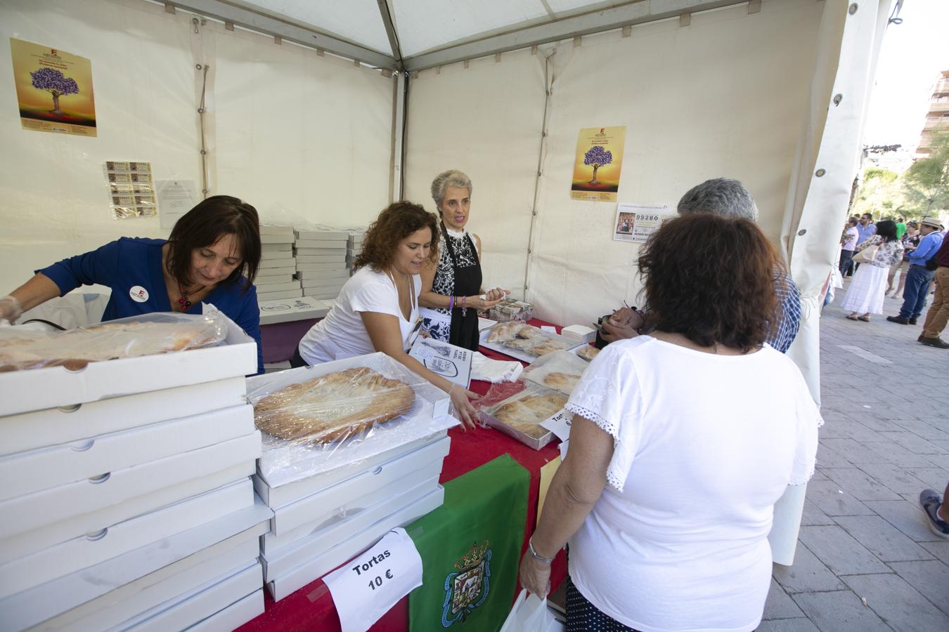 Cientos de granadinos y turistas se han aproximado este fin de semana a los distintos puestos de frutas y dulces otoñales que se han dispuesto en la capital