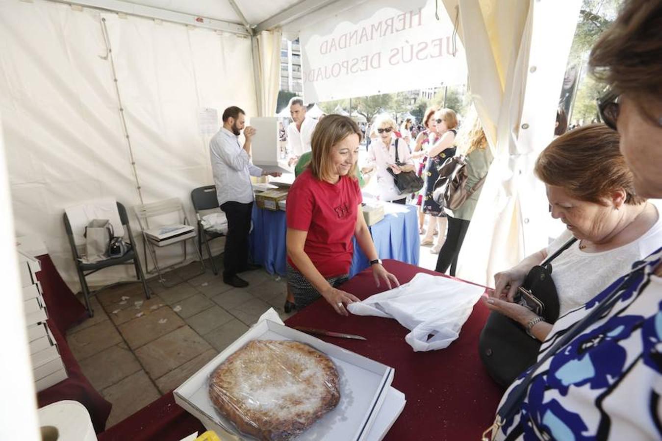 Cientos de granadinos y turistas se han aproximado este fin de semana a los distintos puestos de frutas y dulces otoñales que se han dispuesto en la capital