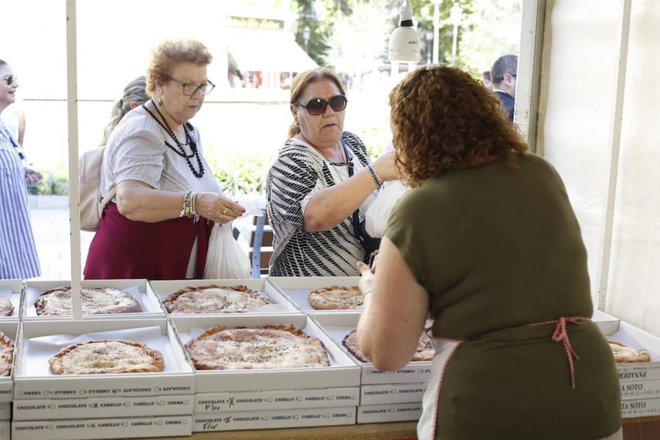 Cientos de granadinos y turistas se han aproximado este fin de semana a los distintos puestos de frutas y dulces otoñales que se han dispuesto en la capital