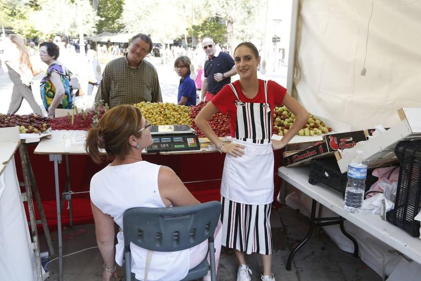 Cientos de granadinos y turistas se han aproximado este fin de semana a los distintos puestos de frutas y dulces otoñales que se han dispuesto en la capital