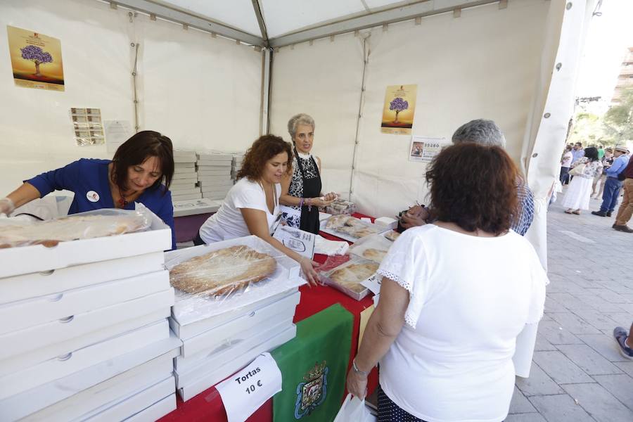 Cientos de granadinos y turistas se han aproximado este fin de semana a los distintos puestos de frutas y dulces otoñales que se han dispuesto en la capital