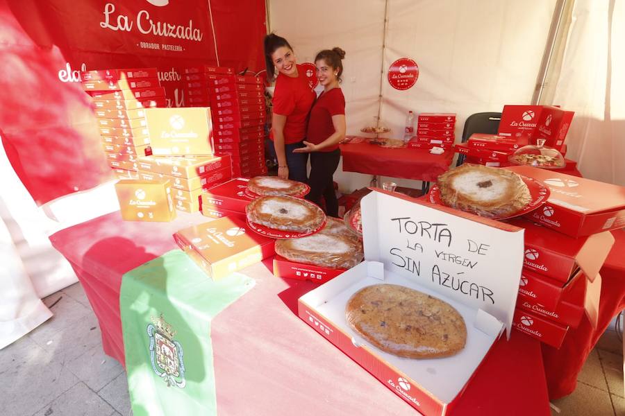 Cientos de granadinos y turistas se han aproximado este fin de semana a los distintos puestos de frutas y dulces otoñales que se han dispuesto en la capital