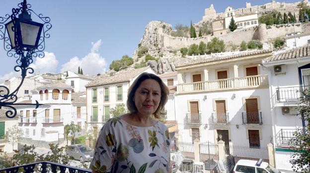 Caba, en el consistorio, con el castillo de Moclín al fondo.