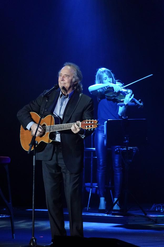 El cantante catalán, anoche sobre el escenario del Palacio de Congresos. 