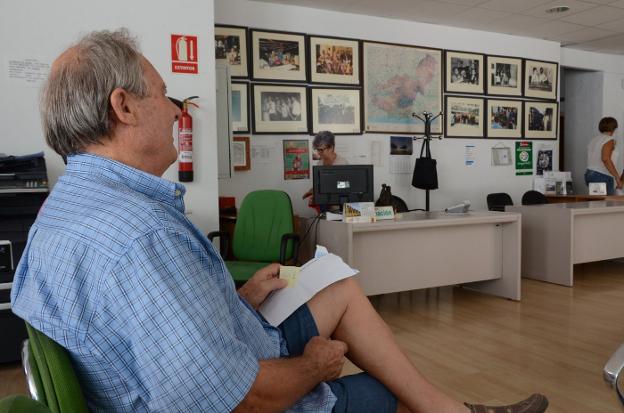 Un hombre espera su turno en la sede de la AGER.