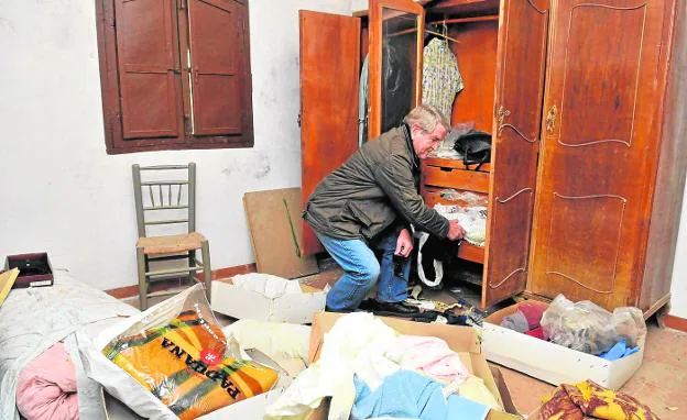 El propietario de una vivienda muestra cómo dejaron la casa los ladrones, en una imagen de archivo. 