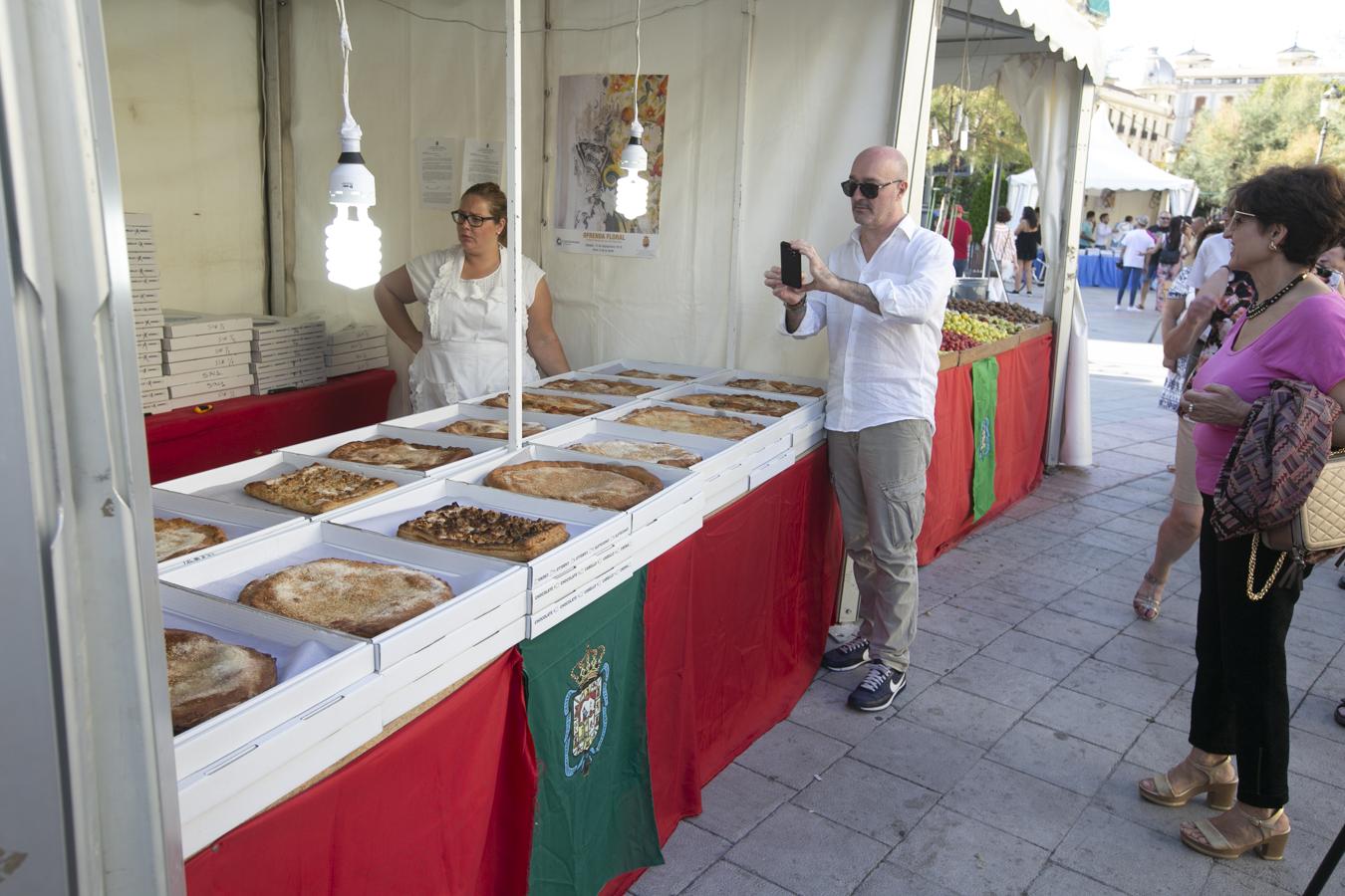 Cientos de granadinos y turistas se han aproximado este fin de semana a los distintos puestos de frutas y dulces otoñales que se han dispuesto en la capital