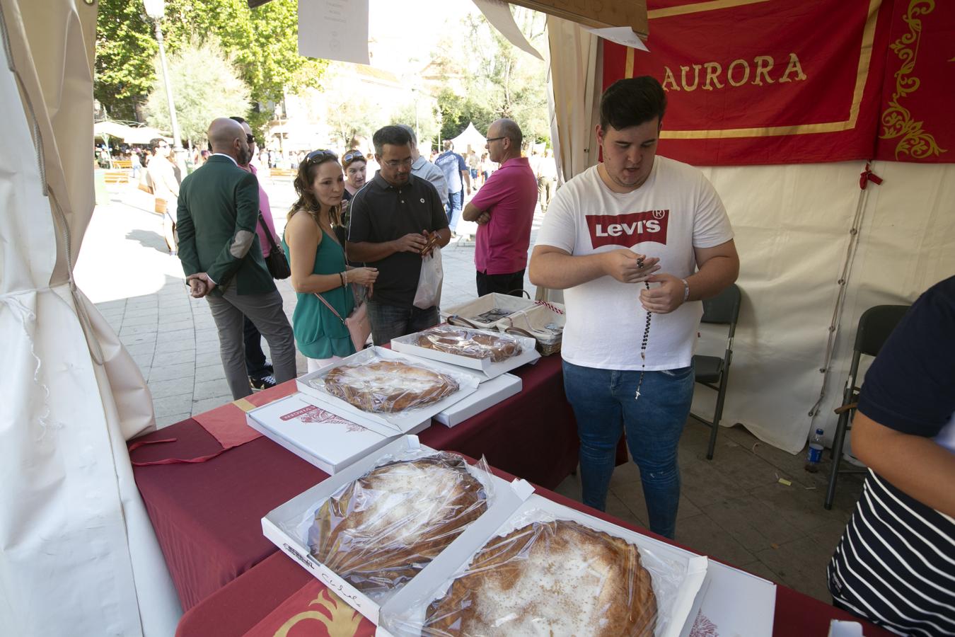 Cientos de granadinos y turistas se han aproximado este fin de semana a los distintos puestos de frutas y dulces otoñales que se han dispuesto en la capital