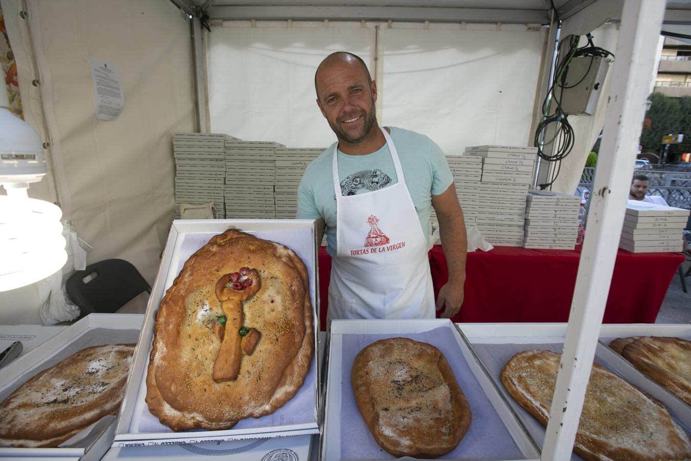 Cientos de granadinos y turistas se han aproximado este fin de semana a los distintos puestos de frutas y dulces otoñales que se han dispuesto en la capital