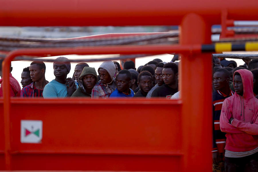 Las 248 personas de origen subsahariano, entre ellas 56 mujeres y al menos 12 menores, que han sido rescatados por efectivos de Salvamento Marítimo en las cercanías de la isla de Alborán han llegado en buenas condiciones de salud al puerto de Motril