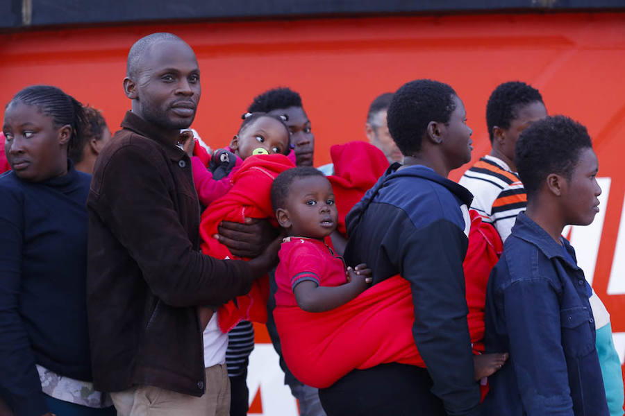 Las 248 personas de origen subsahariano, entre ellas 56 mujeres y al menos 12 menores, que han sido rescatados por efectivos de Salvamento Marítimo en las cercanías de la isla de Alborán han llegado en buenas condiciones de salud al puerto de Motril