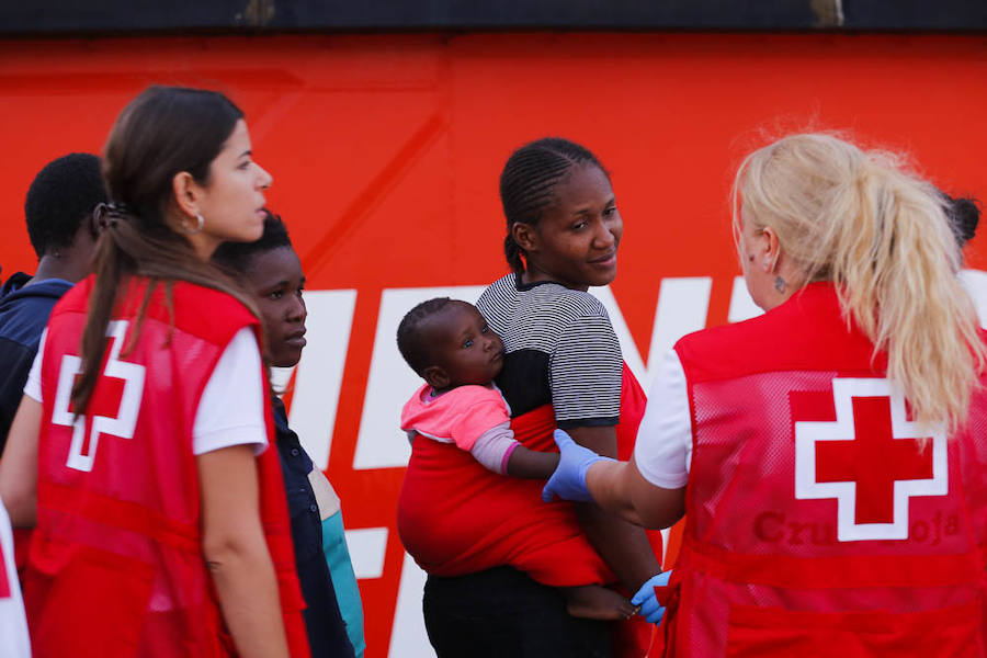 Las 248 personas de origen subsahariano, entre ellas 56 mujeres y al menos 12 menores, que han sido rescatados por efectivos de Salvamento Marítimo en las cercanías de la isla de Alborán han llegado en buenas condiciones de salud al puerto de Motril