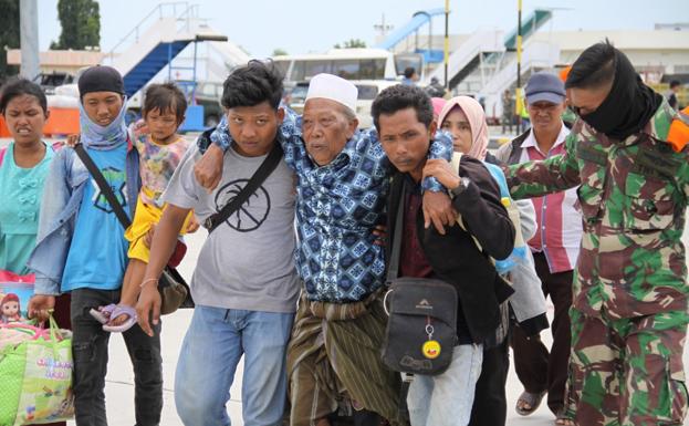 Evacuación de los supervivientes del terremoto en el aeropuerto de Palu.
