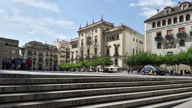 Grupo de turistas ante la Catedral de Jaén, con el edificio del Ayuntamiento al fondo.