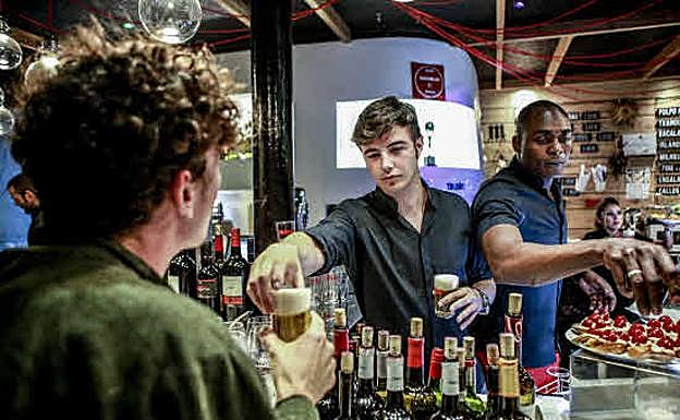 El sector de la hostelería, de los más afectados por la subida del SMI.