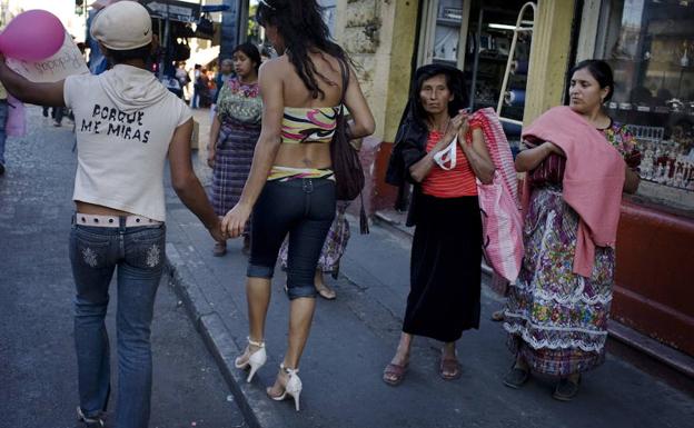 Una pareja de transexuales camina por Guatemala. 