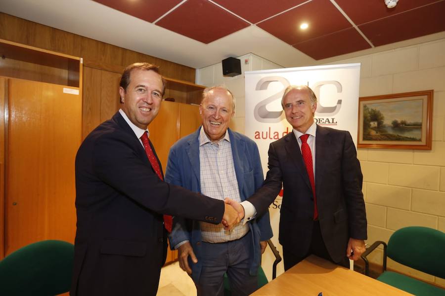 El historiador abarrotó el salón de actos de la ONCE en la apertura de un nuevo curso en el Aula de Cultura de IDEAL