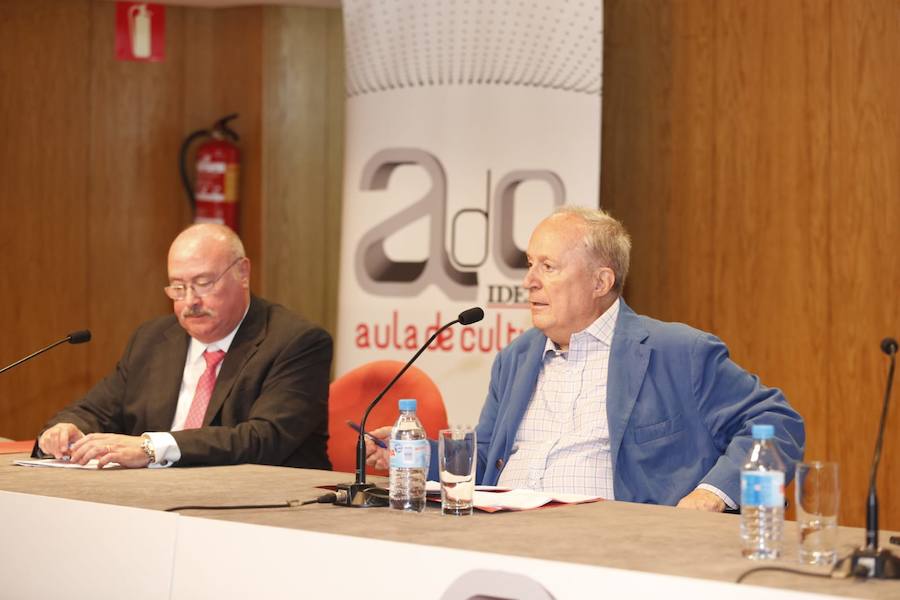 El historiador abarrotó el salón de actos de la ONCE en la apertura de un nuevo curso en el Aula de Cultura de IDEAL