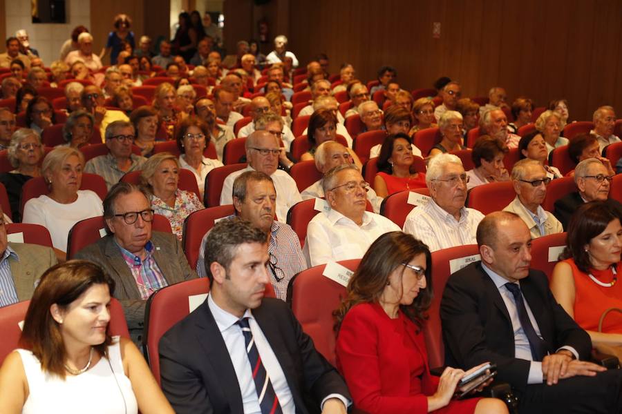 El historiador abarrotó el salón de actos de la ONCE en la apertura de un nuevo curso en el Aula de Cultura de IDEAL