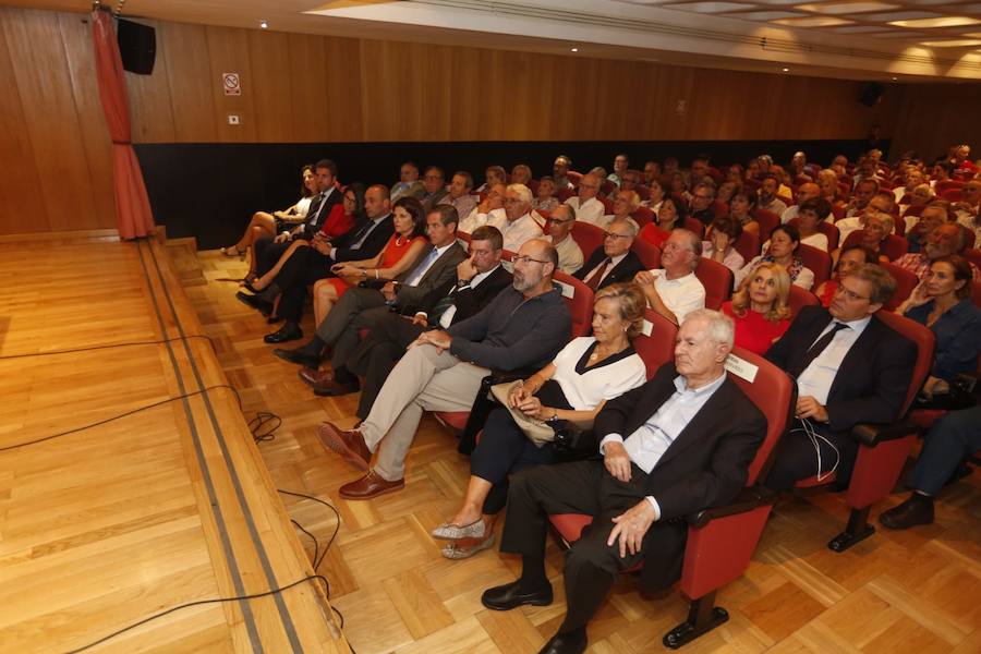 El historiador abarrotó el salón de actos de la ONCE en la apertura de un nuevo curso en el Aula de Cultura de IDEAL