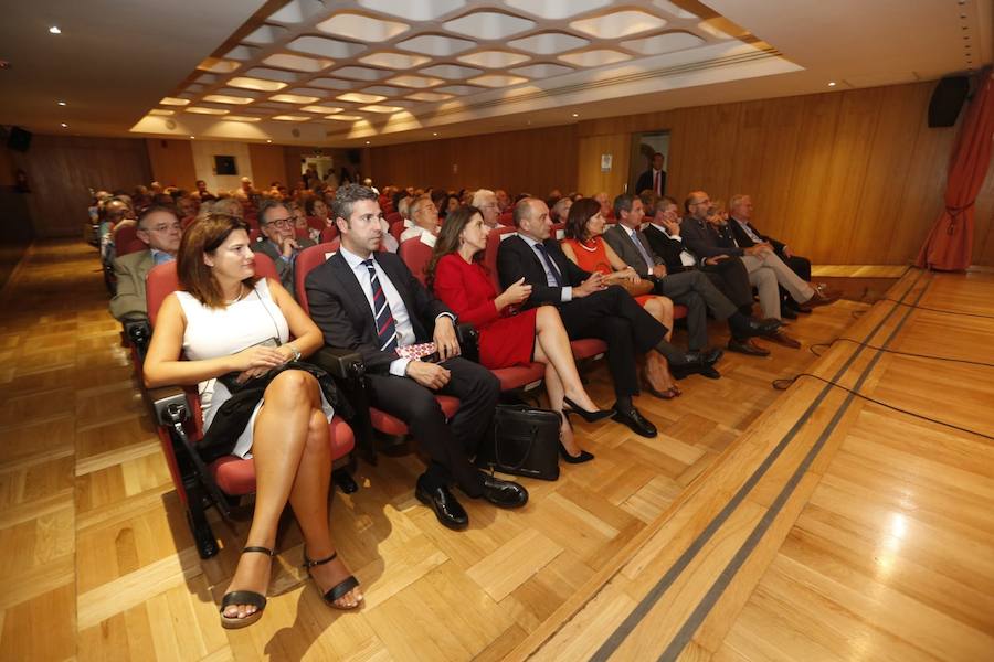 El historiador abarrotó el salón de actos de la ONCE en la apertura de un nuevo curso en el Aula de Cultura de IDEAL