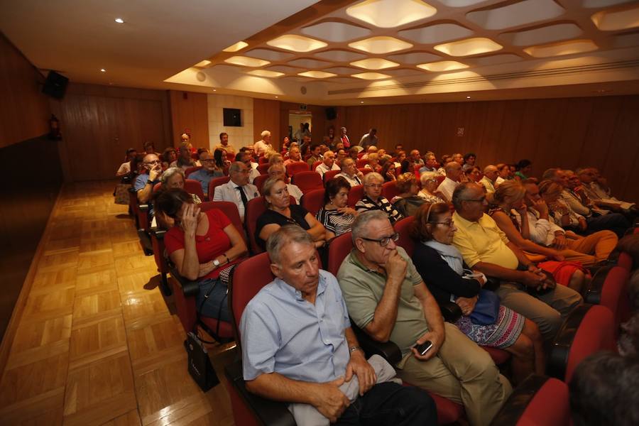 El historiador abarrotó el salón de actos de la ONCE en la apertura de un nuevo curso en el Aula de Cultura de IDEAL