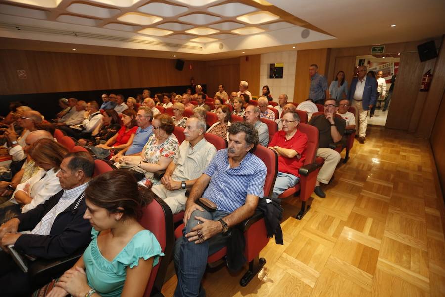 El historiador abarrotó el salón de actos de la ONCE en la apertura de un nuevo curso en el Aula de Cultura de IDEAL