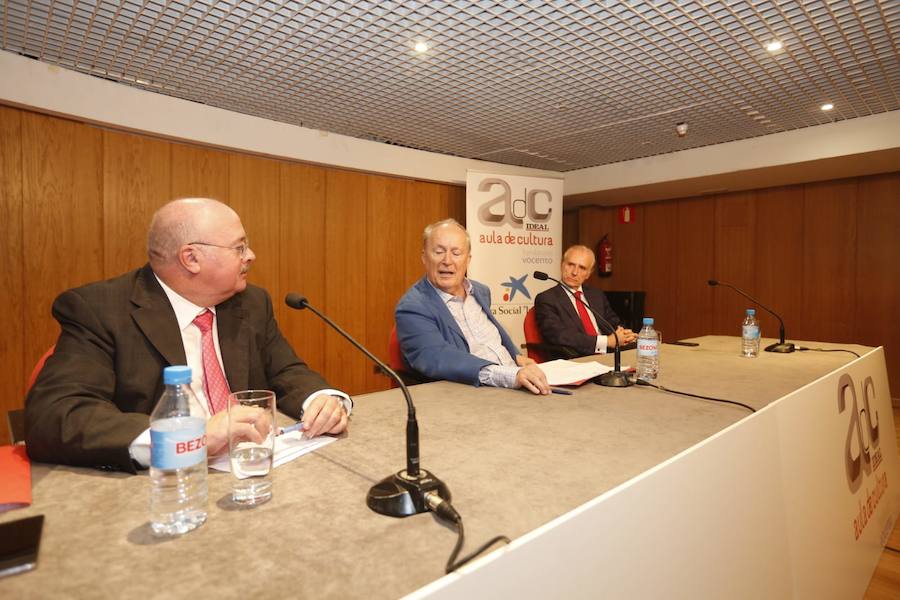 El historiador abarrotó el salón de actos de la ONCE en la apertura de un nuevo curso en el Aula de Cultura de IDEAL