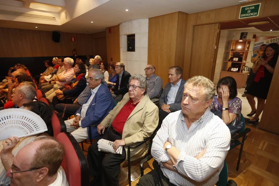El historiador abarrotó el salón de actos de la ONCE en la apertura de un nuevo curso en el Aula de Cultura de IDEAL