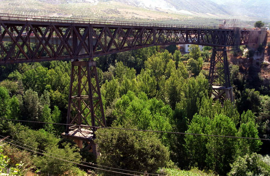 El sendero visita este antiguo puente metálico, que fué trasladado desde el pueblo de Gor. 