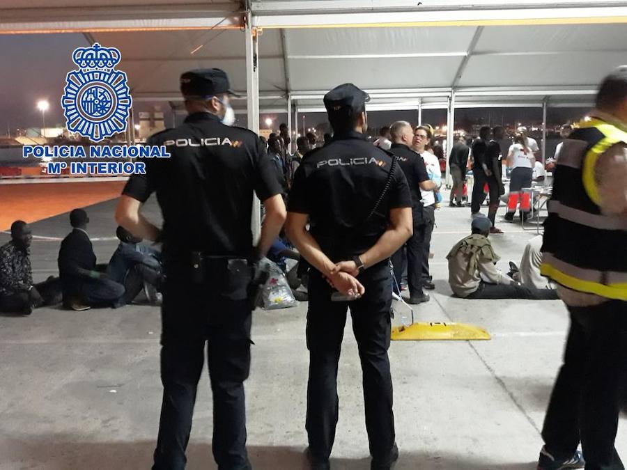 Agentes entre el dispositivo que trabajó en el puerto de Motril con el grupo de 80 inmigrantes, entre ellos bangladesíes, que fueron trasladados a Motril a mediados de septiembre. 