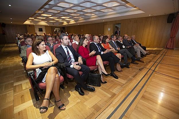 Las imágenes de la conferencia de García de Cortázar